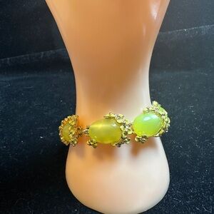 Elegant Green 1950’s Lucite Gemstone Bracelet Gold tone Bracelet
